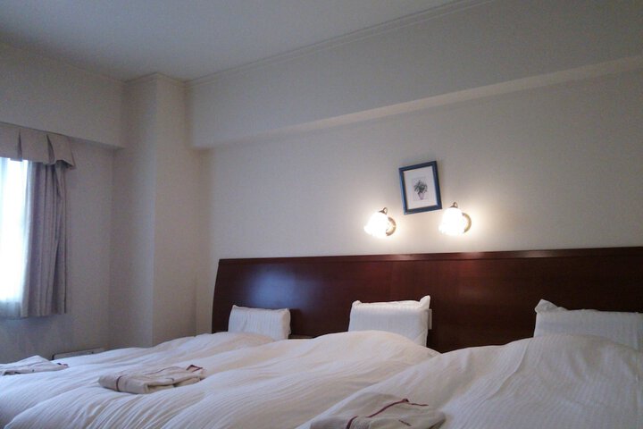 Room 3 of 65