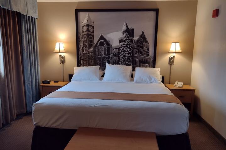 1 King Bed (1 of 20)