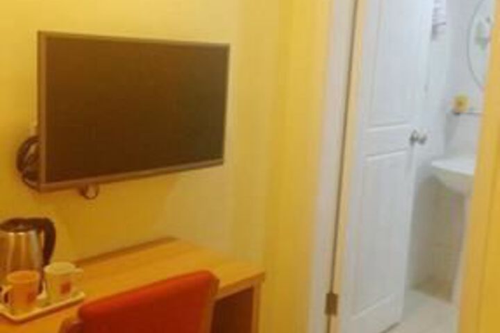 Room 6 of 11