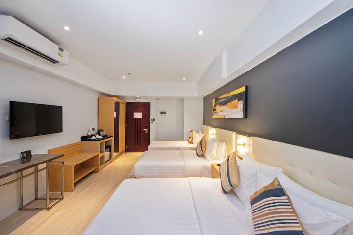 Room 6 of 8