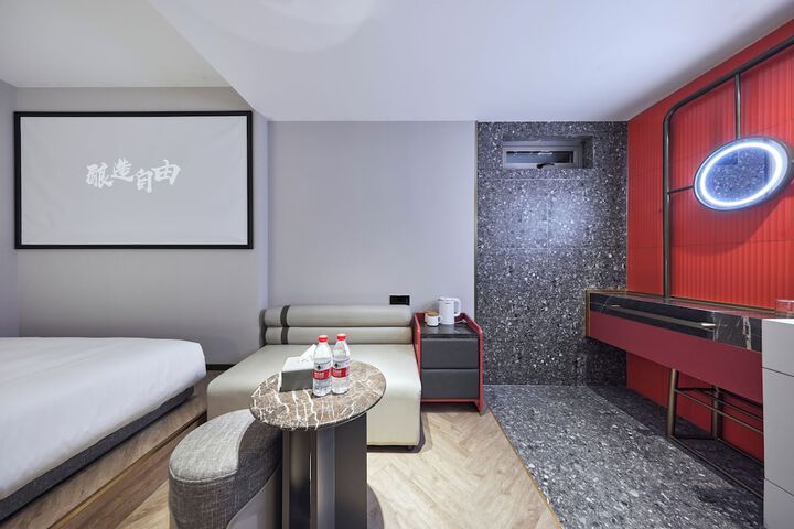Room 33 of 52