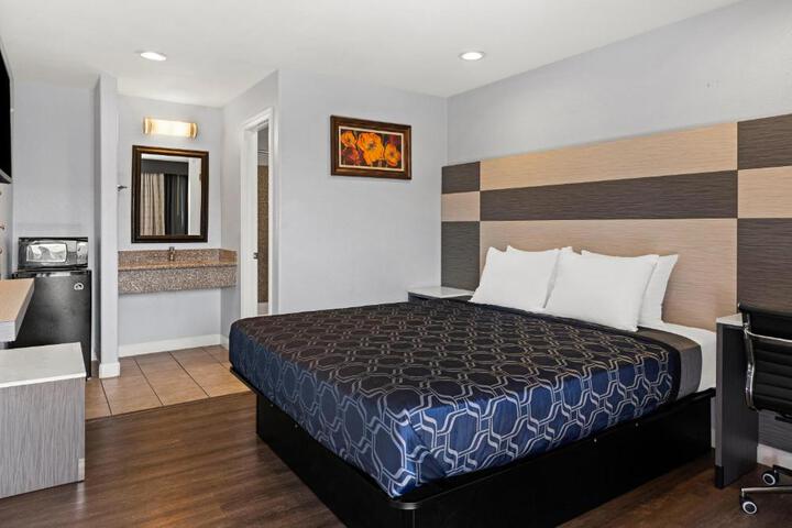 1 Queen Bed (10 of 11)