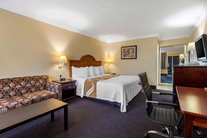 1 King Bed (12 of 12)
