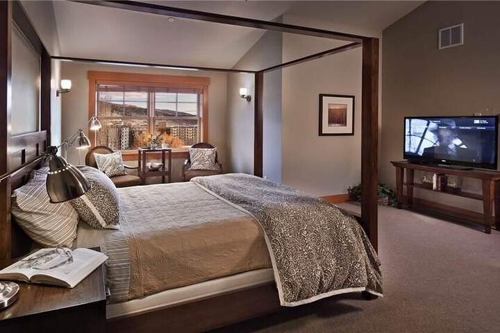 Room 4 of 10