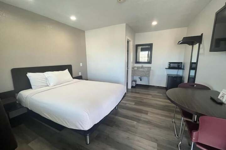 Deluxe Room 1 Queen Bed Refrigerator, Microwave (6 of 6)