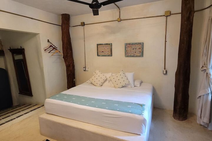 Room 32 of 81