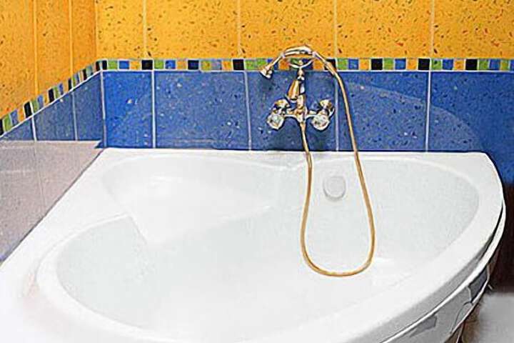Deep soaking bathtub