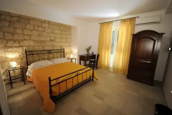 Room 4 of 15