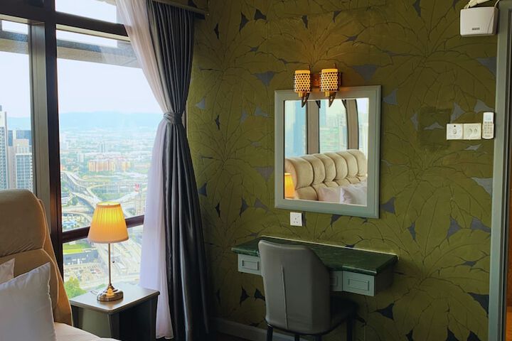 Room 16 of 82