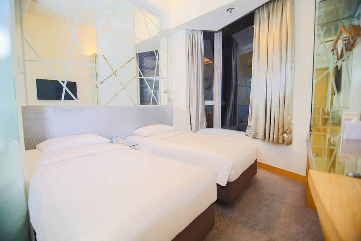 Room 9 of 28