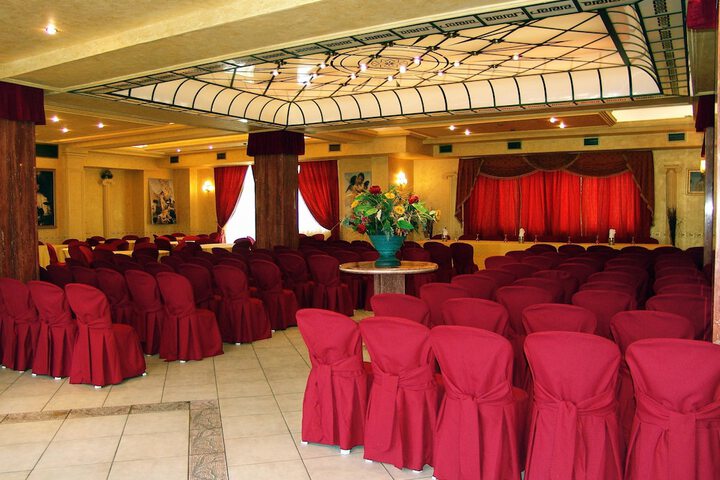 Ballroom/Hall 13 of 21