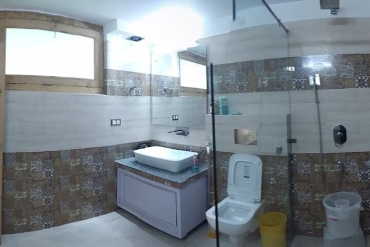 Room 4 of 8