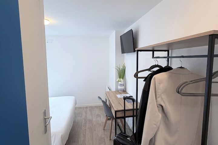 Room 6 of 16