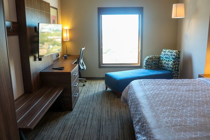 Room 6 of 82