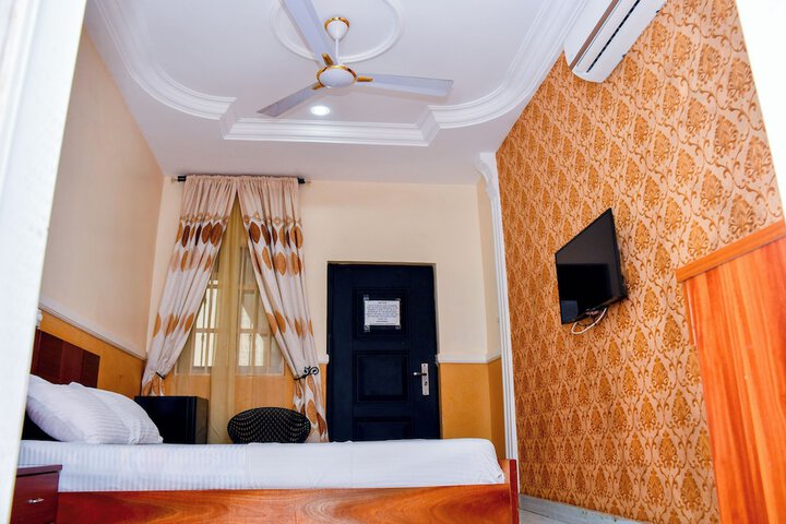 Room 13 of 28