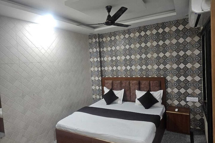 Room 8 of 15