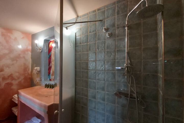 Room 201 of 446