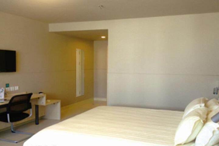 Room 4 of 11