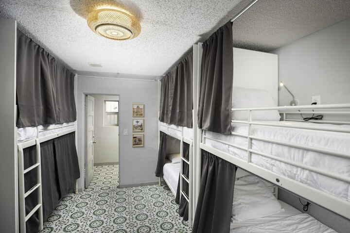 Room 5 of 32