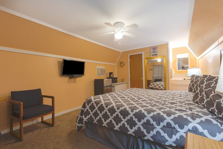 Deluxe King Bed (7 of 18)