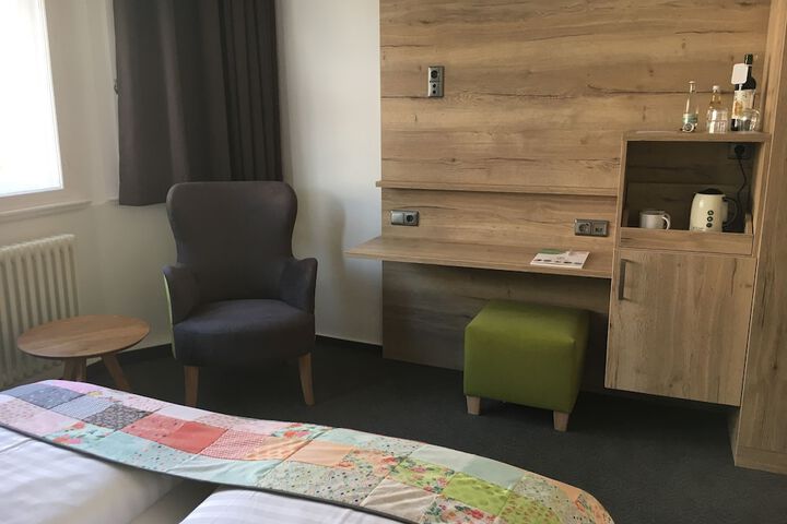 Room 11 of 28