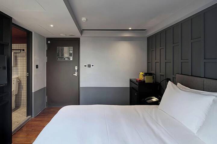 Room 9 of 38
