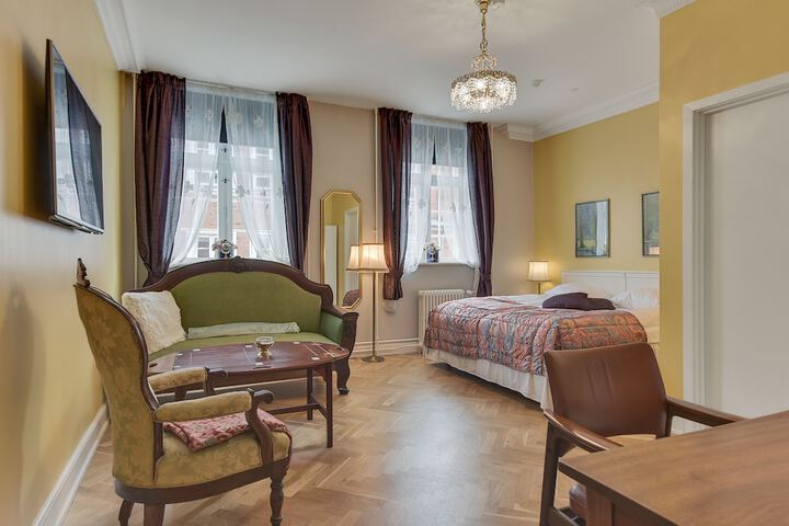 Room 4 of 83