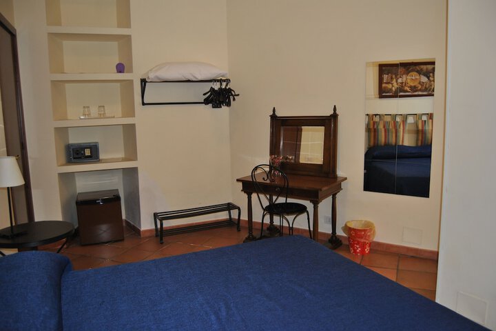 Room 6 of 33