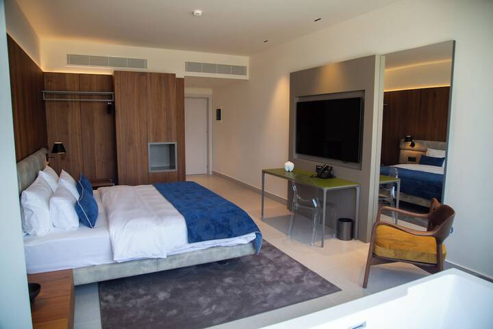 Room 13 of 40