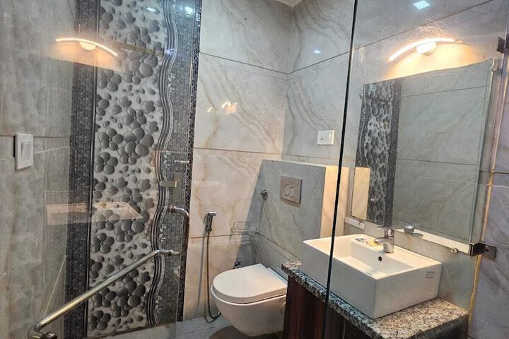 Room 8 of 12