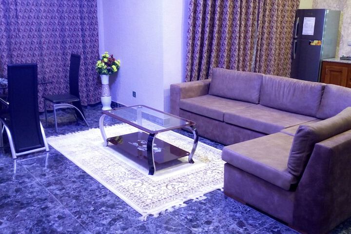 Lounge 32 of 35