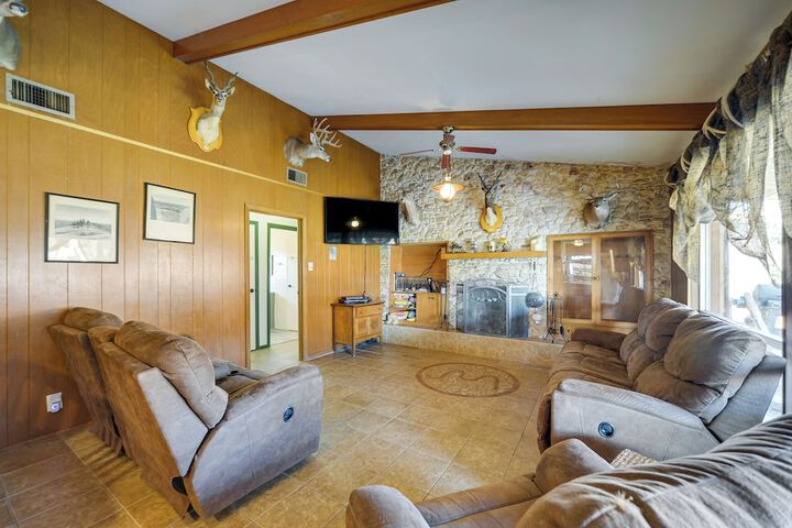 Rustic & Western House on Lake - Swim & Fish!