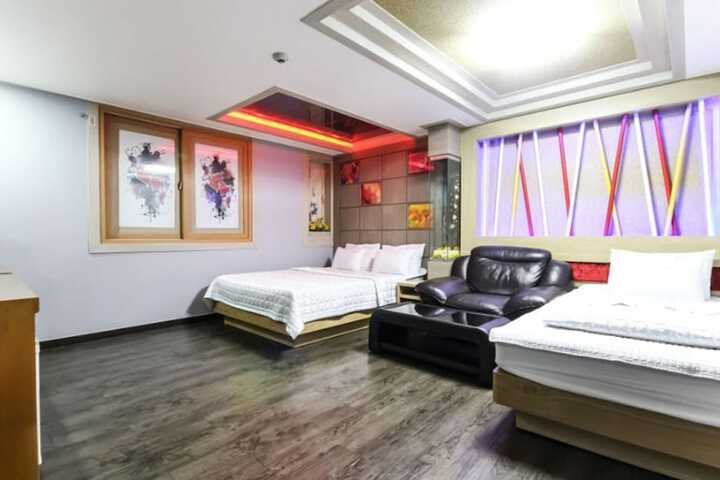 Room 7 of 9