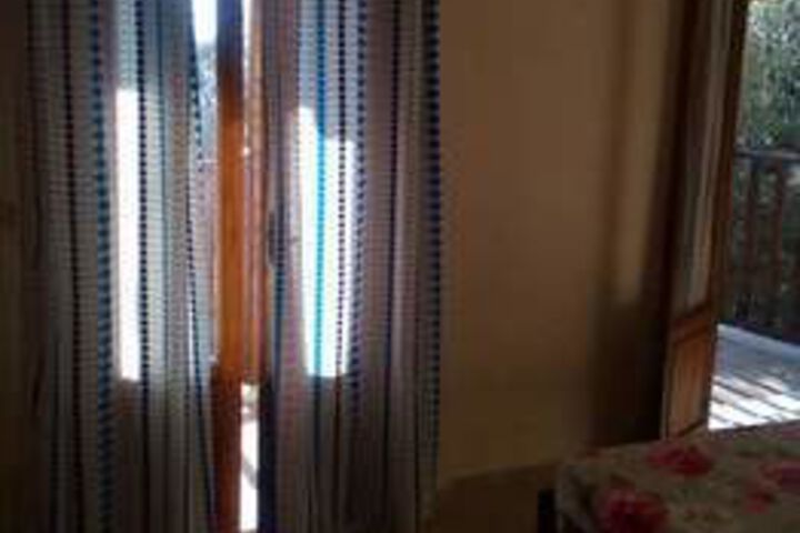 Room 6 of 12