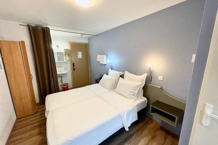 Room 3 of 83