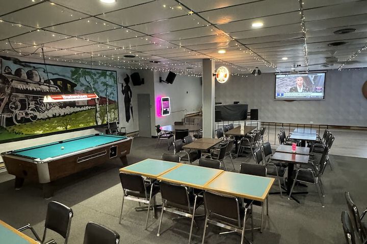 Lounge 8 of 11