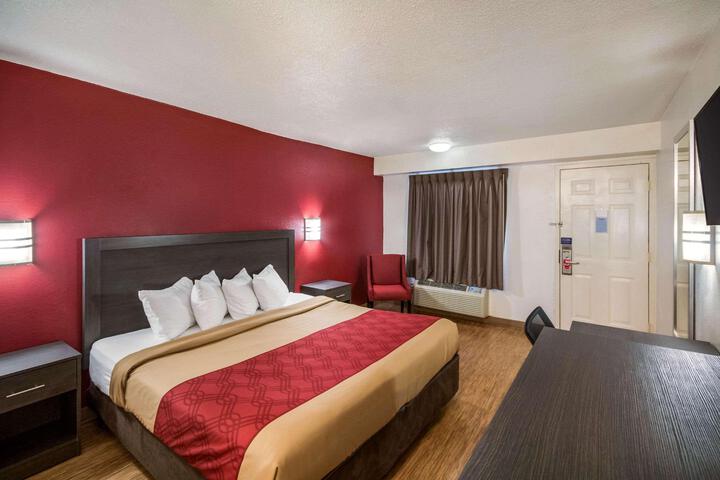 1 King Bed (4 of 6)