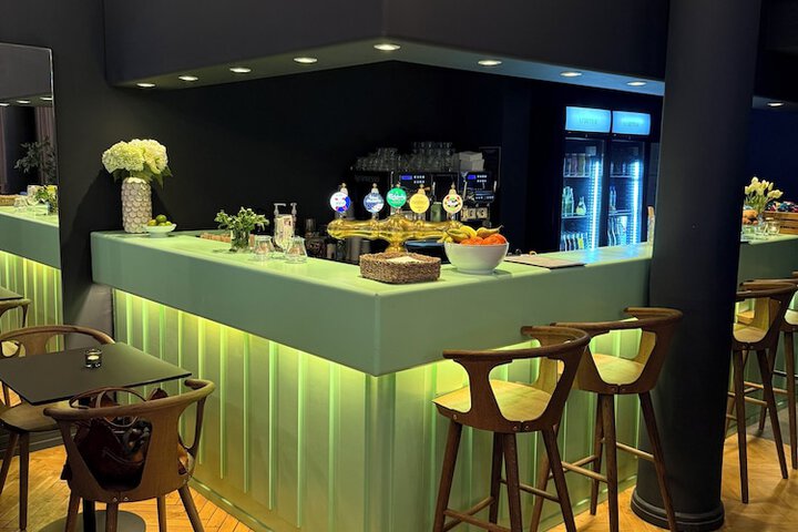 Lounge 70 of 88