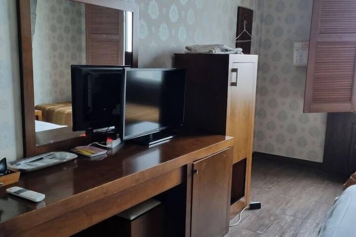 Room 10 of 13