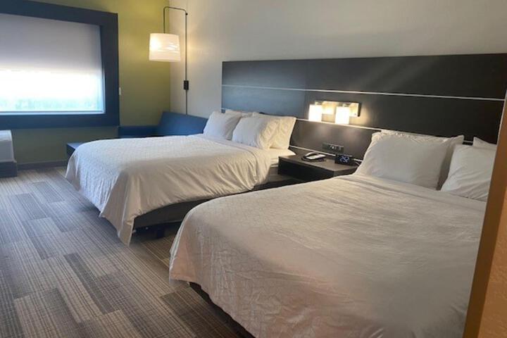 2 Queen Beds (3 of 13)