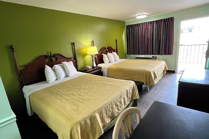 Room 9 of 16