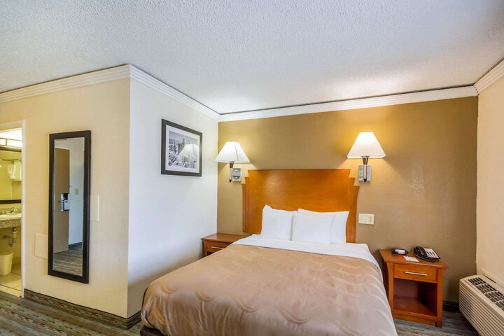 1 Queen Bed Business Room Accessible (1 of 18)