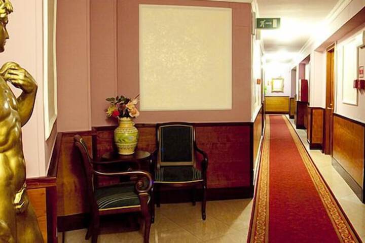Ballroom/Hall 73 of 133
