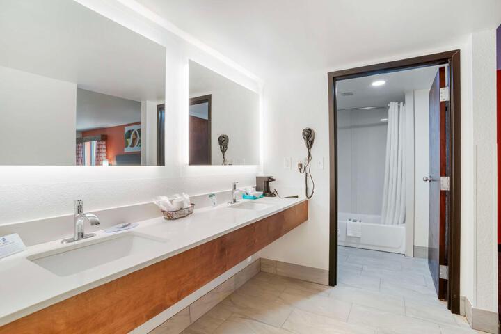 Suite 1 King Bed 2 Rooms Sofa Bed For 1 Person Microwave and Refrigerator WiFi Continental Breakfast (4 of 6)