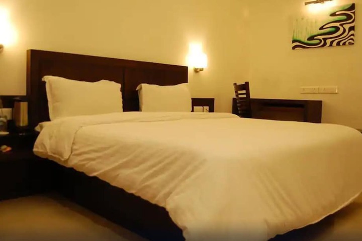 Room 4 of 18