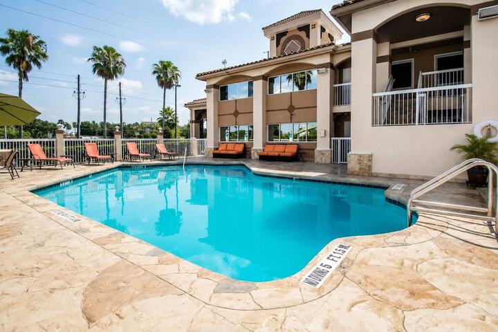 Hotel Pool