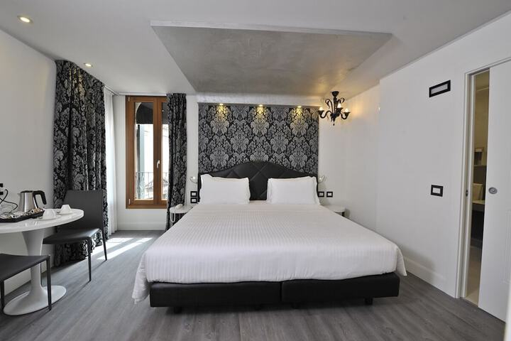 Room 10 of 34