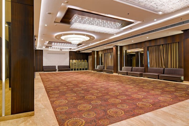 Ballroom/Hall 93 of 117