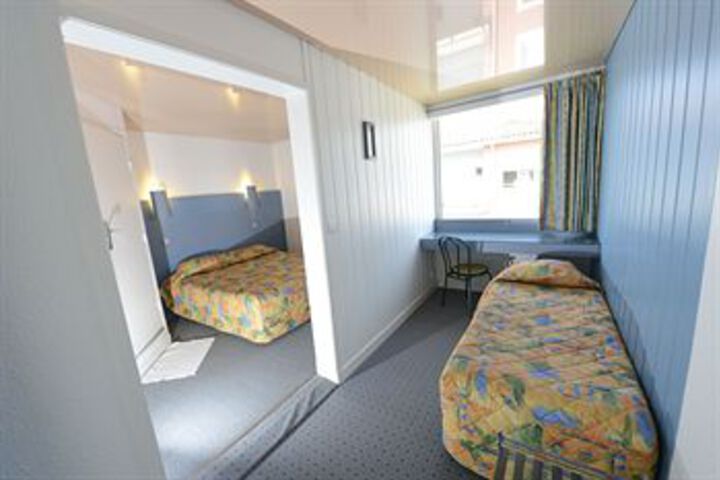 Room 16 of 40