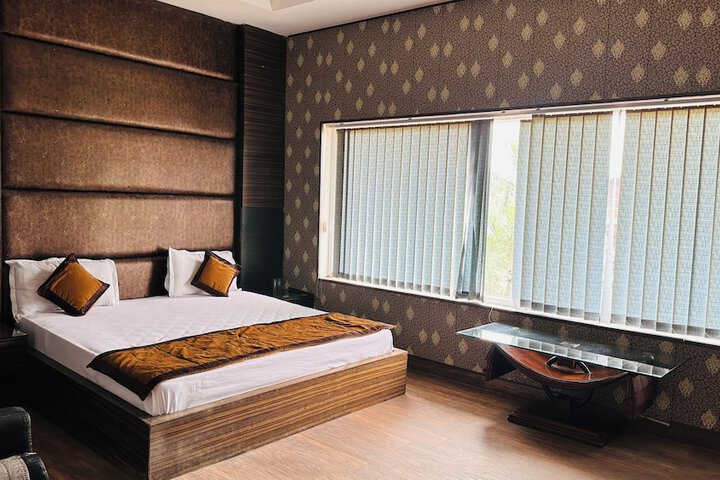 Room 2 of 10